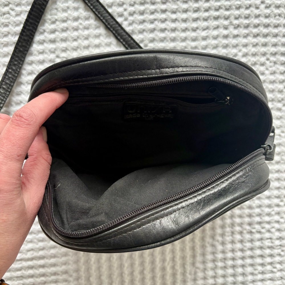 Vintage 80’s Unisa Black Leather Crossbody - Picture 5 of 5
